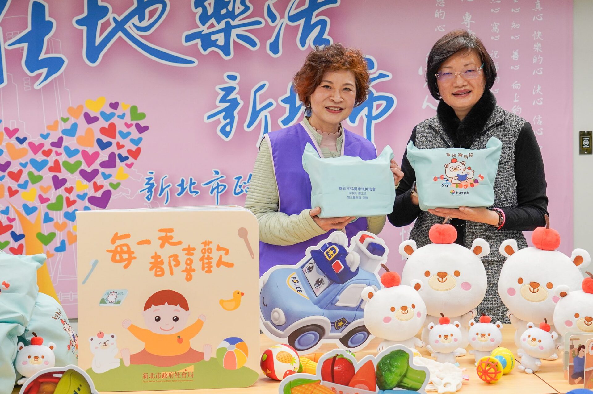 新北弘揚孝道促進會捐300份「新北育兒寶貝袋」 與市府攜手愛小孩 新北弘揚孝道促進會捐300份「新北育兒寶貝袋」 與市府攜手愛小孩
