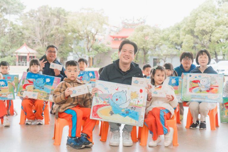 竹市歡慶兒童節! 邱臣遠代理市長贈全市學童超萌市鳥喜鵲「皮卡」16色粉蠟筆 竹市歡慶兒童節! 邱臣遠代理市長贈全市學童超萌市鳥喜鵲「皮卡」16色粉蠟筆