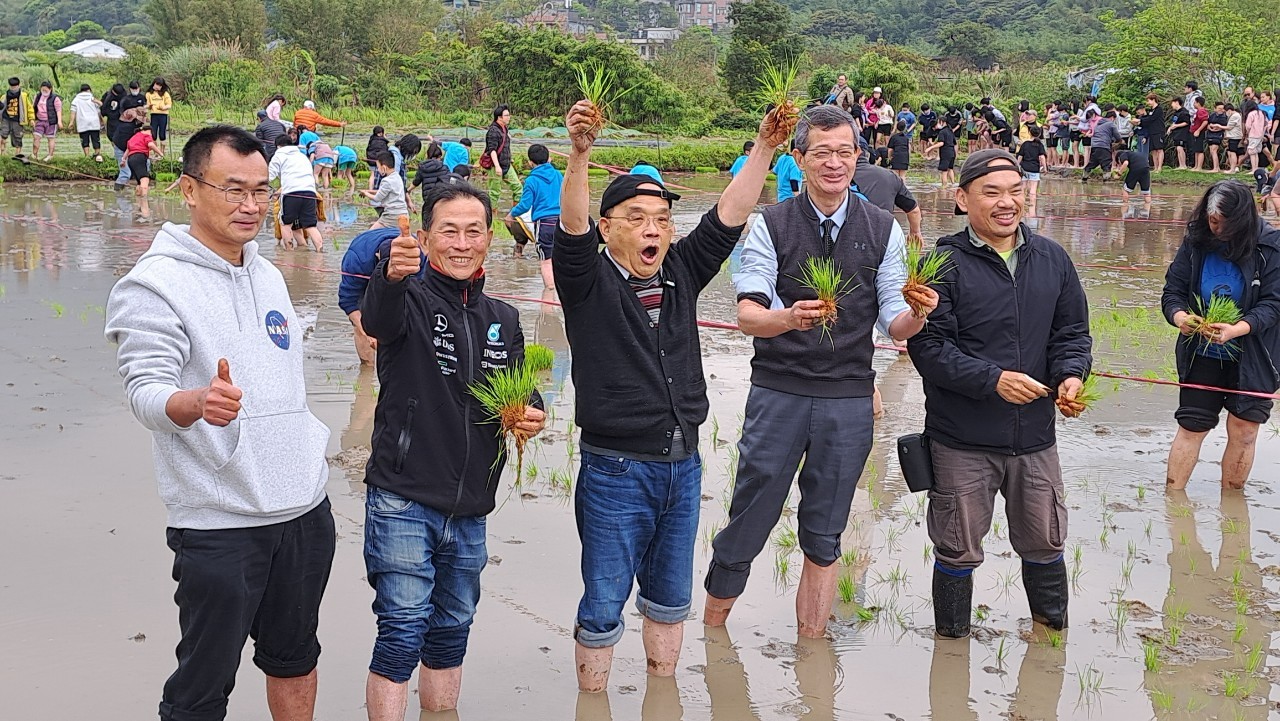 行政院前院長蘇貞昌(中)代替原本要出席的立委蘇巧慧到場，蘇貞昌赤腳到田裡與小朋友一起插秧。