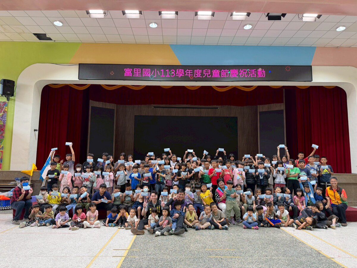 花蓮縣張峻議長偕同議員前往偏鄉國中小 幼兒園發送麥當勞餐券提前送兒童節禮物 小朋友們欣喜若狂 花蓮縣張峻議長偕同議員前往偏鄉國中小 幼兒園發送麥當勞餐券提前送兒童節禮物 小朋友們欣喜若狂