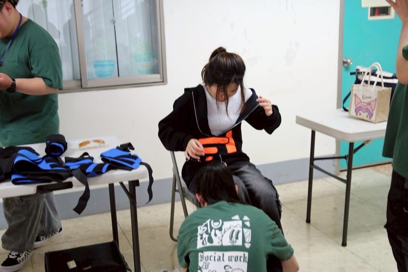 樹科大社工週成長之旅 體驗中風裝備感受行動不便之苦 樹科大社工週成長之旅 體驗中風裝備感受行動不便之苦