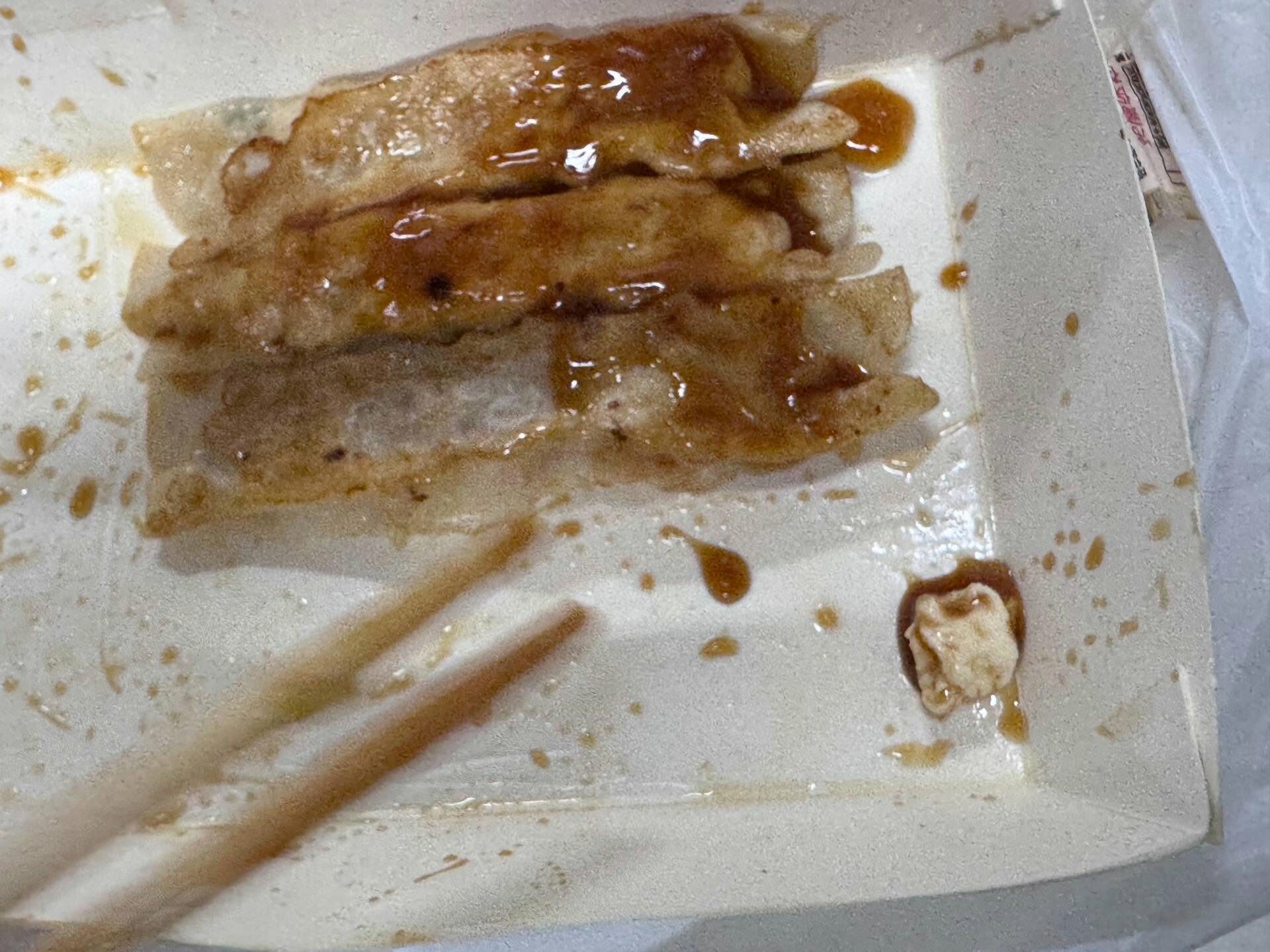 噁!鍋貼快吃完驚見咬過口香糖 店家竟硬拗「是雞肉」 噁!鍋貼快吃完驚見咬過口香糖 店家竟硬拗「是雞肉」