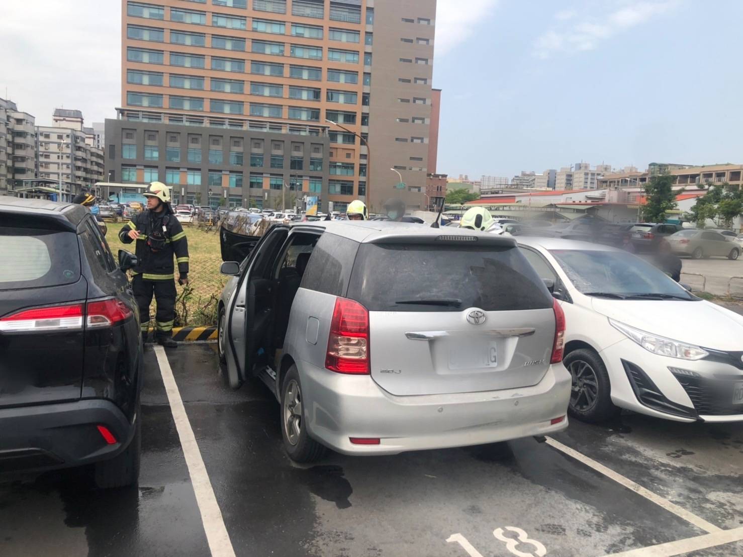 自小客車自燃冒煙起火 小港警消迅速到場撲滅火勢 自小客車自燃冒煙起火 小港警消迅速到場撲滅火勢