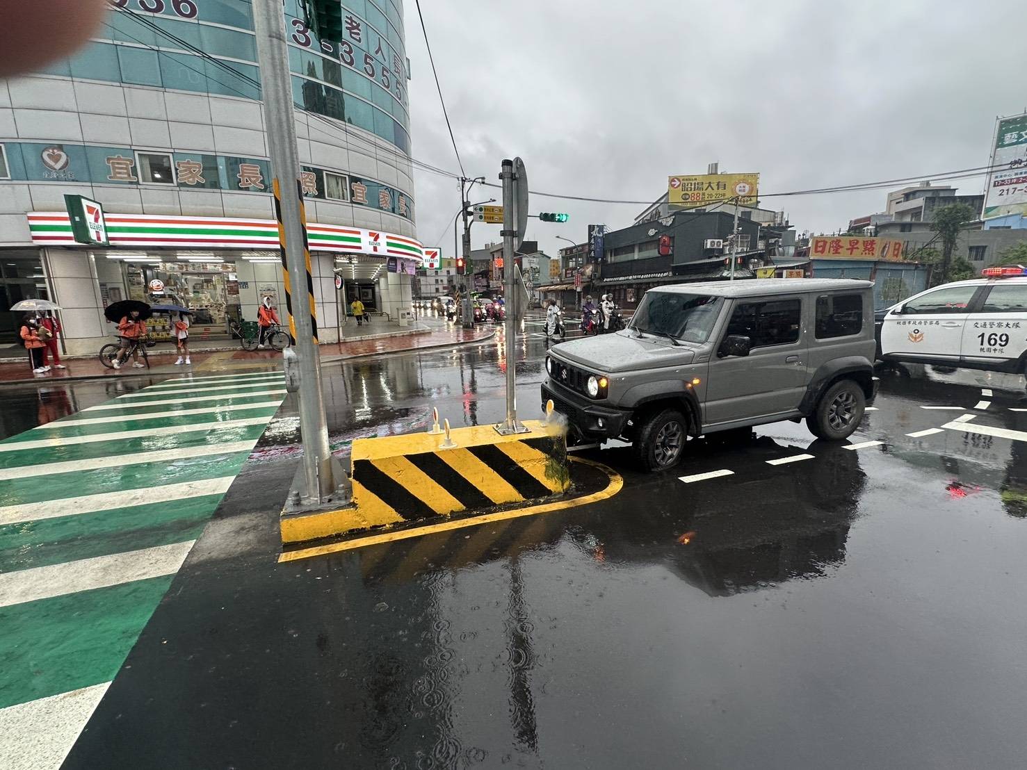 桃園自小客雨天自撞分隔島 疑未注意路況釀禍