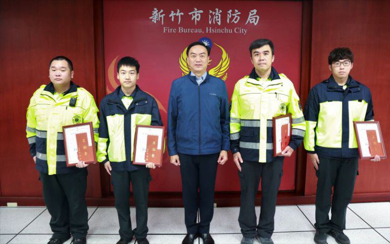 民眾突發昏厥!消防員迅速救援 邱臣遠代理市長讚揚專業救護技能 民眾突發昏厥!消防員迅速救援 邱臣遠代理市長讚揚專業救護技能