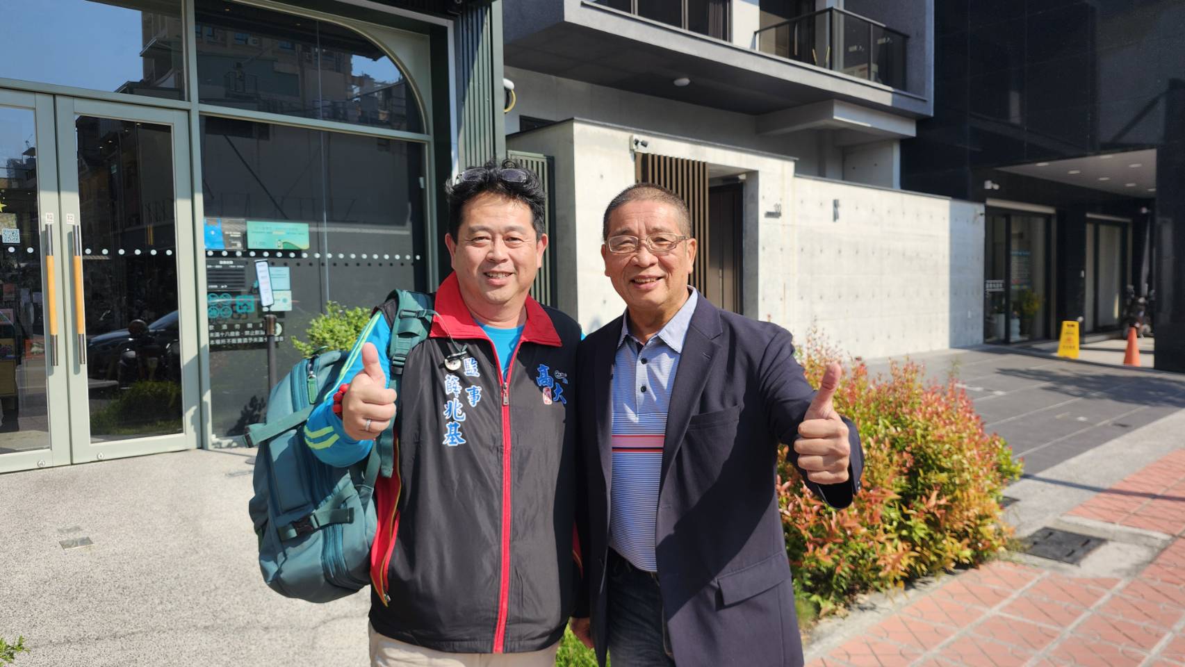 薛兆基向前左營區區長胡俊雄請益市政 提交通政見獲支持肯定