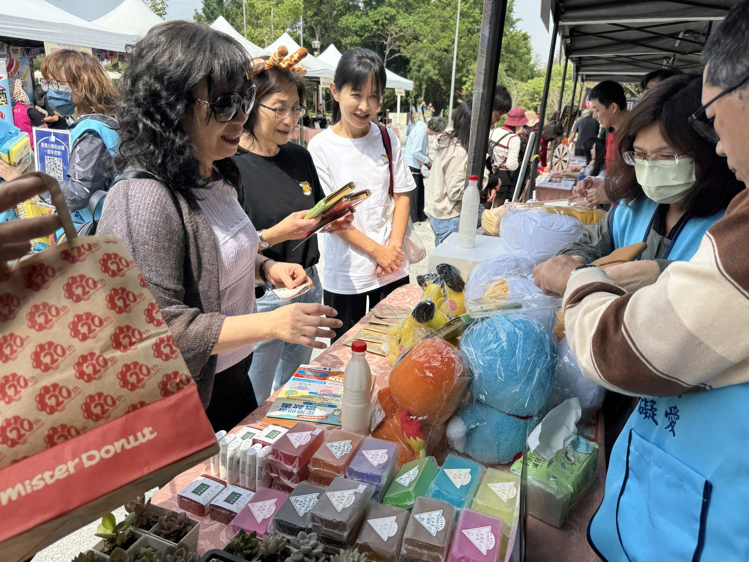 嘉義分署拓展銷售管道 助小農小商清償債務 假日設攤並結合反詐騙宣導