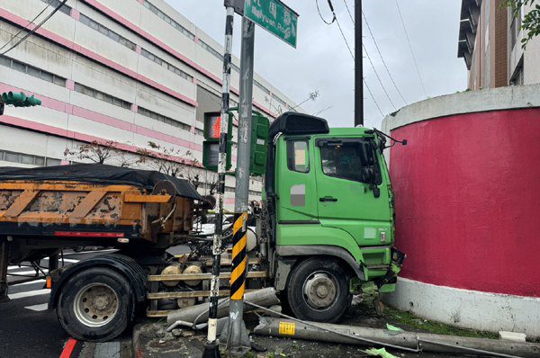 中壢工業區再有車禍　大型砂石車撞倒路燈