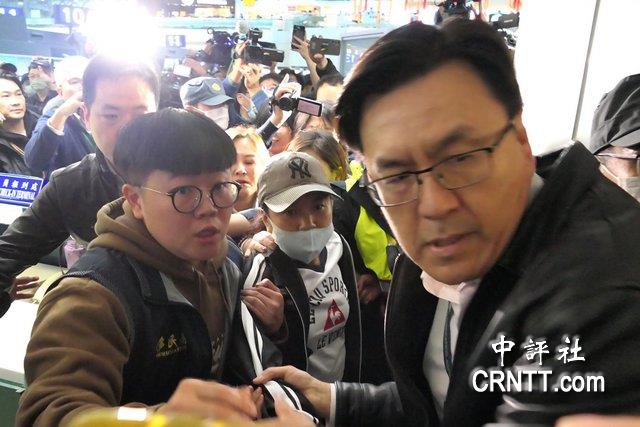 陸配小微被架著強制出境 驚恐抵桃園機場 陸配小微被架著強制出境 驚恐抵桃園機場