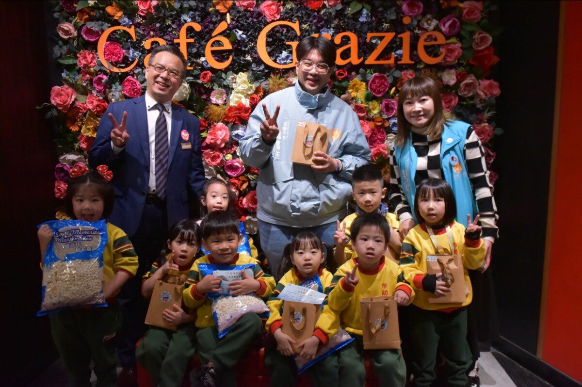 花蓮市幼提前歡慶兒童節 魏嘉彥加碼速食餐券嗨翻校園 花蓮市幼提前歡慶兒童節 魏嘉彥加碼速食餐券嗨翻校園