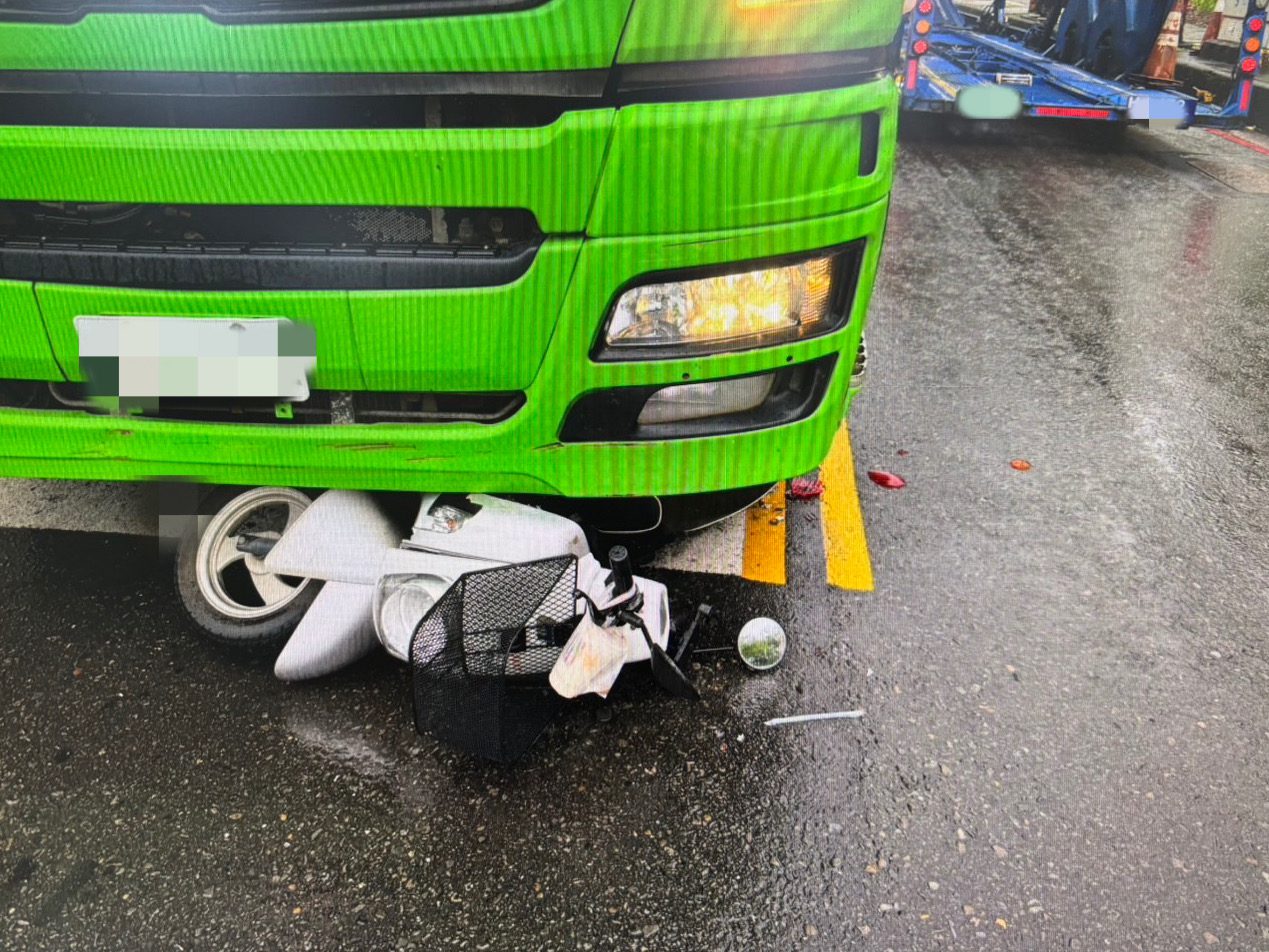 【有片】擠不進待轉區!他「改停這」慘遭曳引車撞倒 驚險畫面曝 【有片】擠不進待轉區!他「改停這」慘遭曳引車撞倒 驚險畫面曝