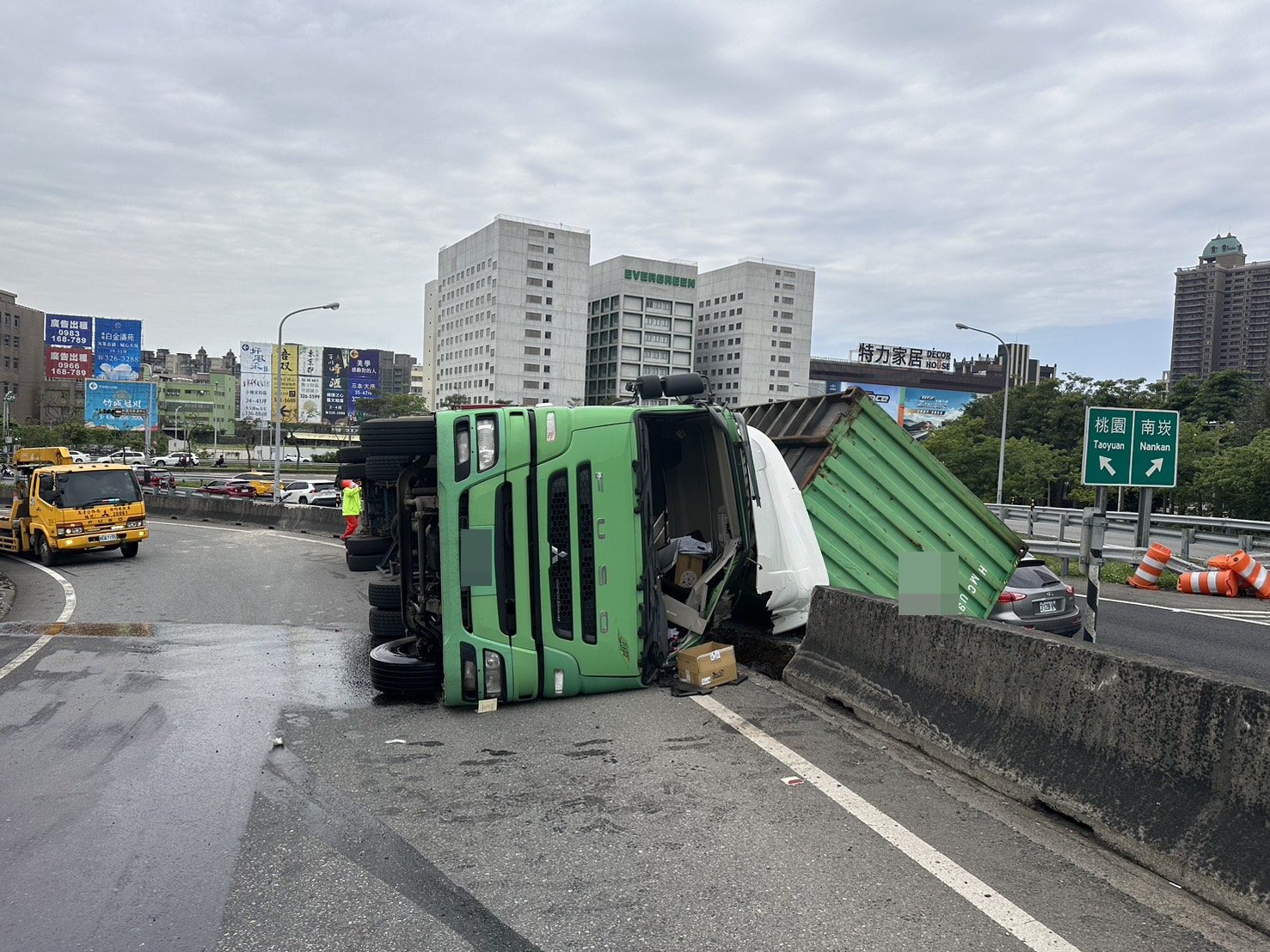 疑操作不當 貨櫃車國道入口側翻撞護欄 疑操作不當 貨櫃車國道入口側翻撞護欄