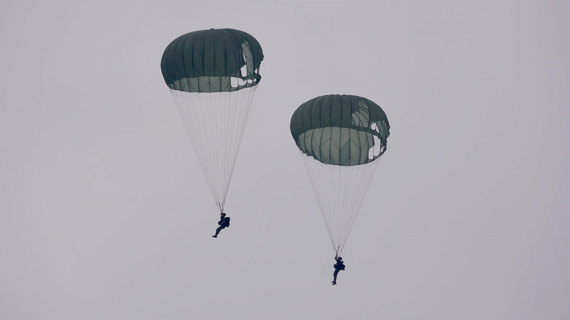 影／中共圍台軍演 國軍傘訓不間斷操演