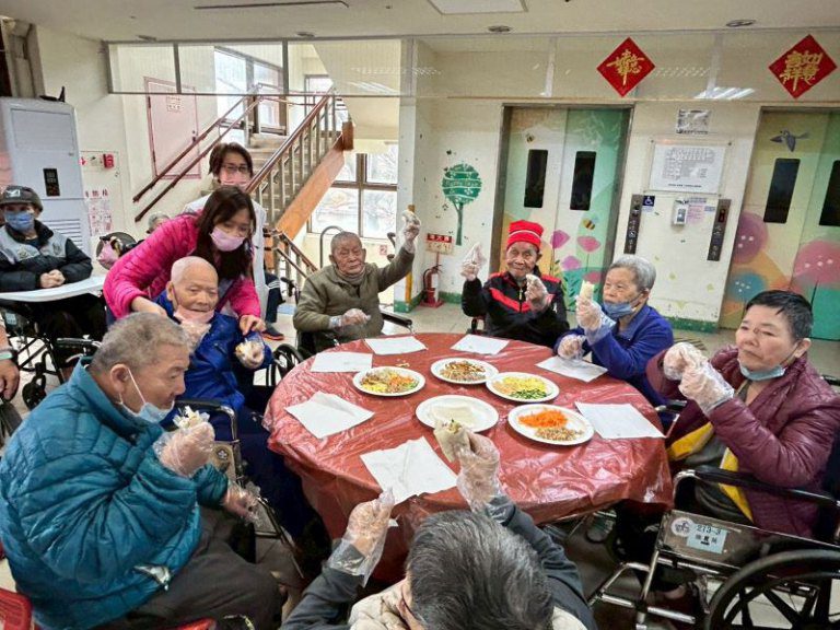新竹榮家養護住民手作潤餅迎清明　傳承美味溫馨記憶