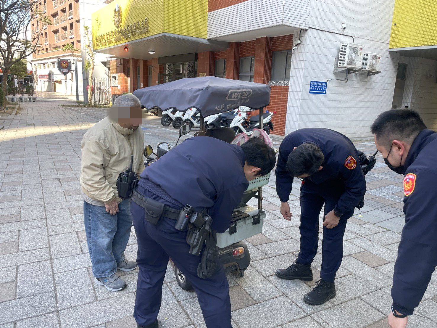 9旬老翁電動車沒電受困公園 中壢警協助搬車充電助返家