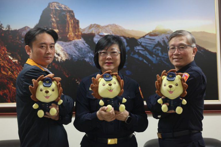 「全民反詐 慧眼『獅』英雄」竹縣警邀請民眾瀏覽「打詐儀錶板」　參加抽獎 限量商品「警察皮皮獅」等你帶回家