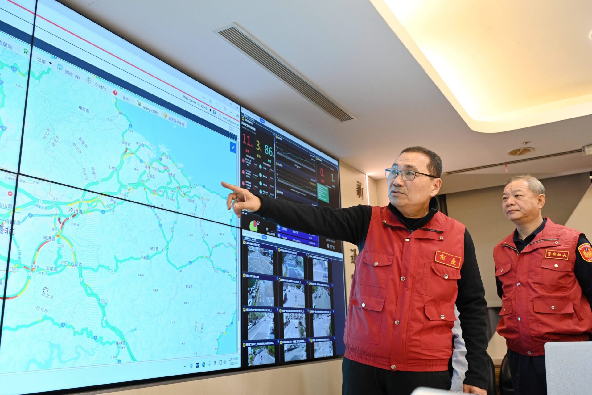 關心清明連假首日路況 侯友宜視訊連線墓區交通疏導 籲多利用接駁專車 關心清明連假首日路況 侯友宜視訊連線墓區交通疏導 籲多利用接駁專車