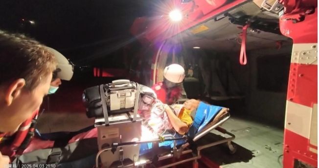 綠島民眾因心肌梗塞派遣黑鷹跨海馳援送醫