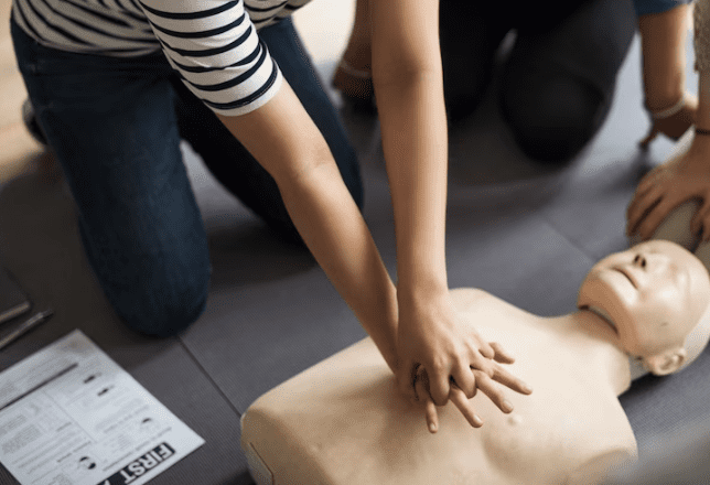 CPR到80歲伯肋骨斷了!同居阿姨嗆:不繼續壓就告 CPR到80歲伯肋骨斷了!同居阿姨嗆:不繼續壓就告