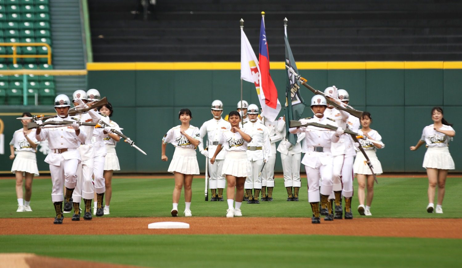 陳其邁市長蒞臨開球加油 台鋼雄鷹隊史第二年澄清湖主場首戰奪得賽季首勝