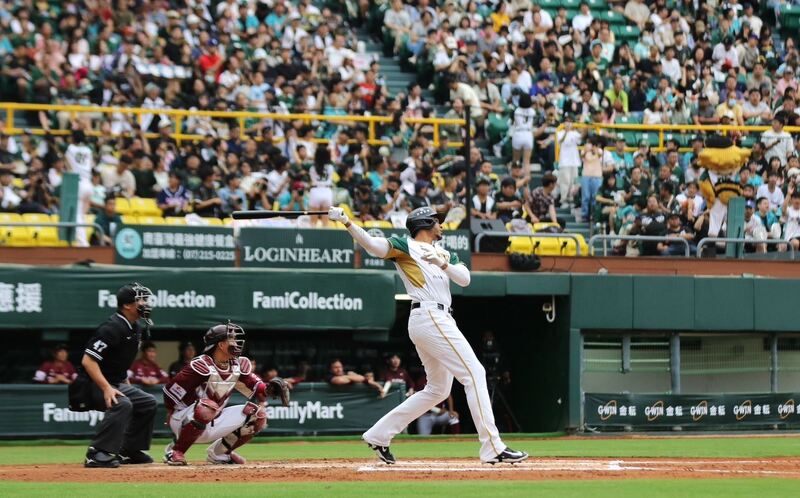台鋼雄鷹主場首戰奪勝  市府也推出學生50元銅板價優惠方案 台鋼雄鷹主場首戰奪勝  市府也推出學生50元銅板價優惠方案