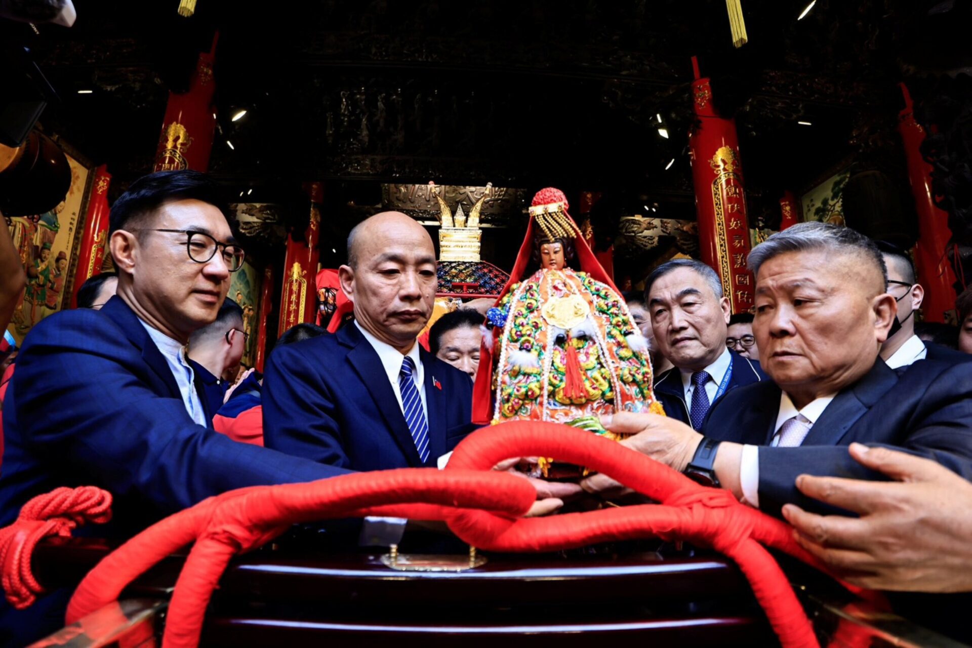 大甲媽今起駕遶境賜福 黃副市長恭請上轎祈求台灣國泰民安 大甲媽今起駕遶境賜福 黃副市長恭請上轎祈求台灣國泰民安