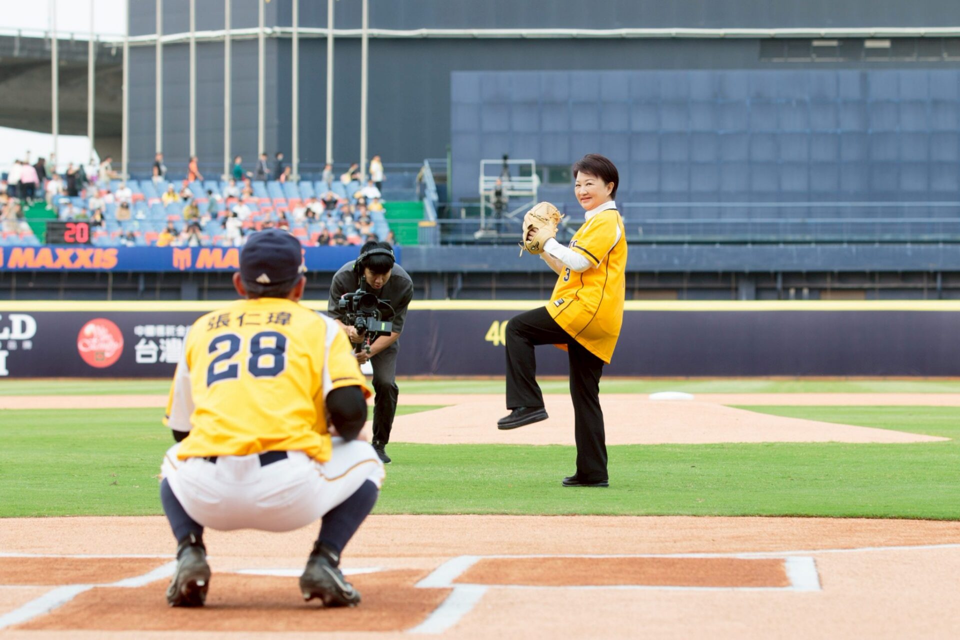 中職36年洲際首戰！中信兄弟奪勝　盧秀燕開球助威
