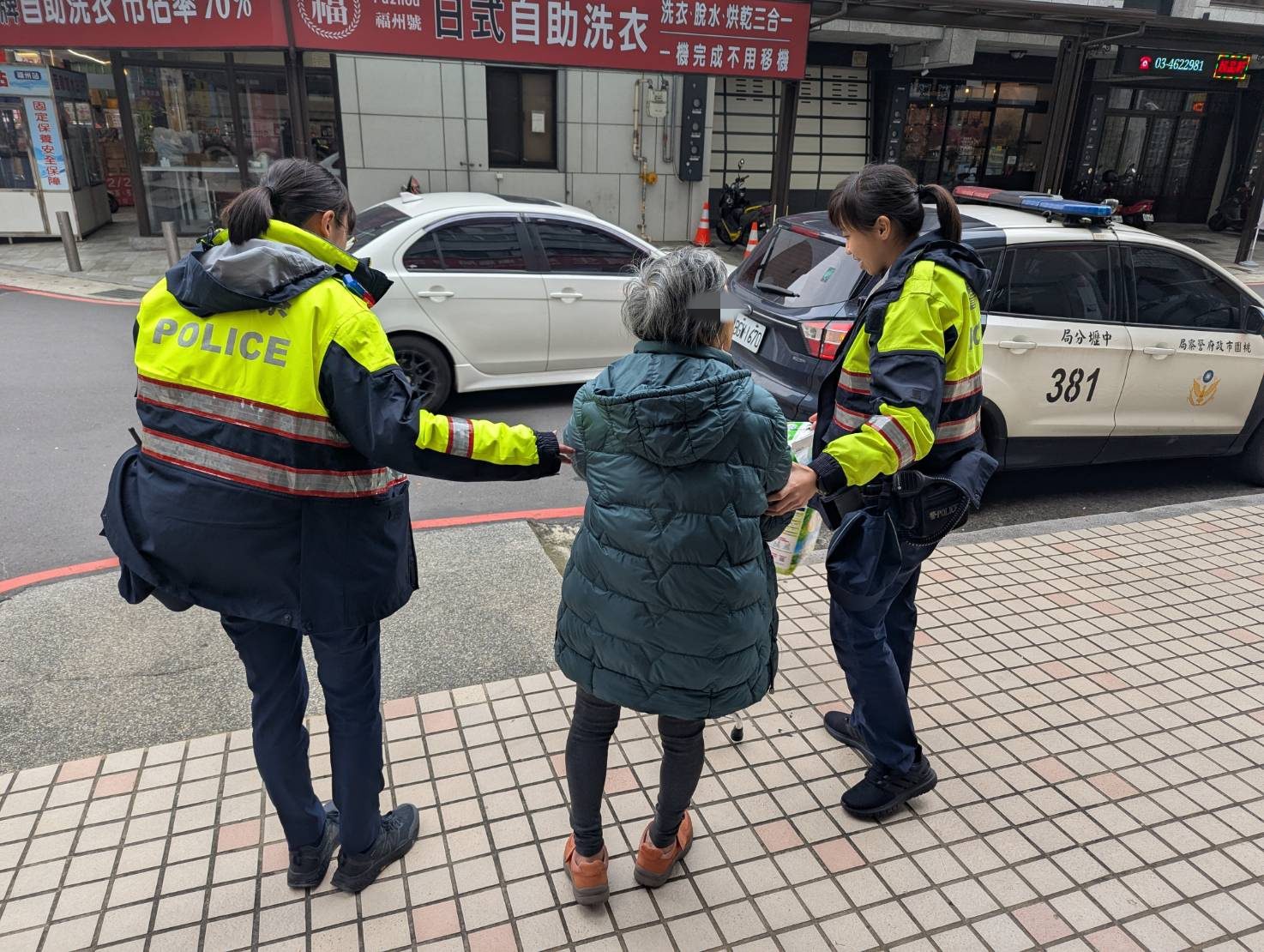 壢警護送失智婦返家 她熱情邀約做這件事 壢警護送失智婦返家 她熱情邀約做這件事