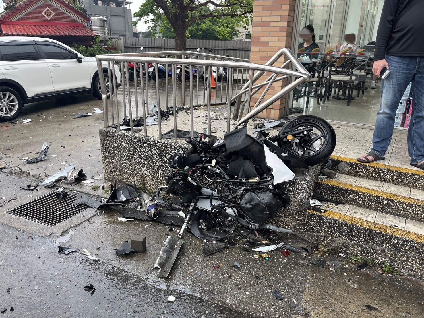 【有片】7旬翁開車失控!路邊汽車遭包夾撞爛 機車被「焊在牆上」 【有片】7旬翁開車失控!路邊汽車遭包夾撞爛 機車被「焊在牆上」