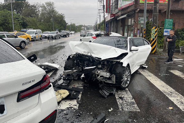 桃園市中壢區中正路車禍　失控自小客連撞三車