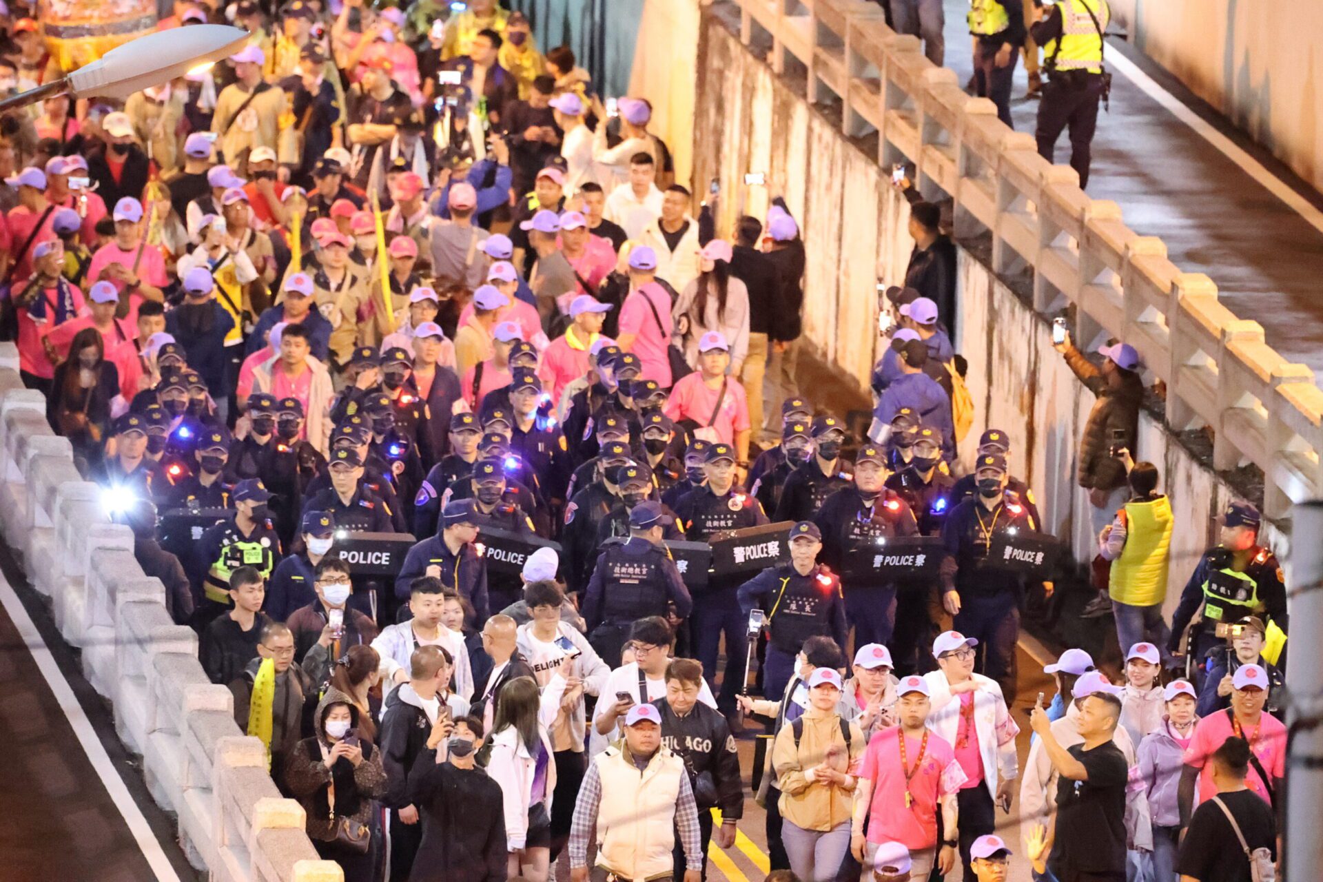 大甲媽祖凌晨駐駕彰化!民生地下道萬人朝聖 警方設路障防混亂 大甲媽祖凌晨駐駕彰化!民生地下道萬人朝聖 警方設路障防混亂