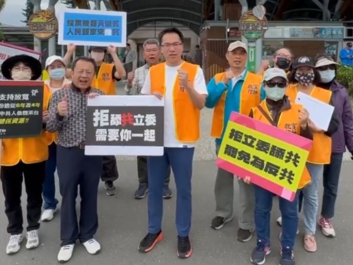 「台東挫賓行動」高雄議員車站助講    呼籲民眾「返鄉祭祖，護台連署」