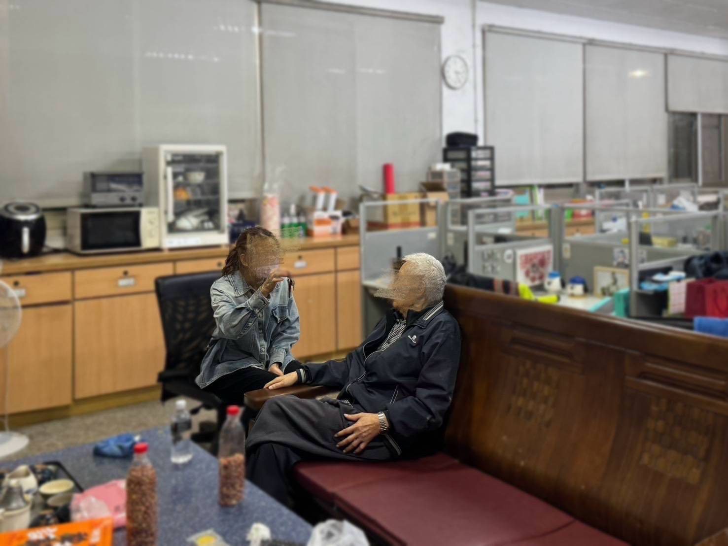 岡山警寒夜救援八旬迷途翁 公主抱送暖助返家 岡山警寒夜救援八旬迷途翁 公主抱送暖助返家