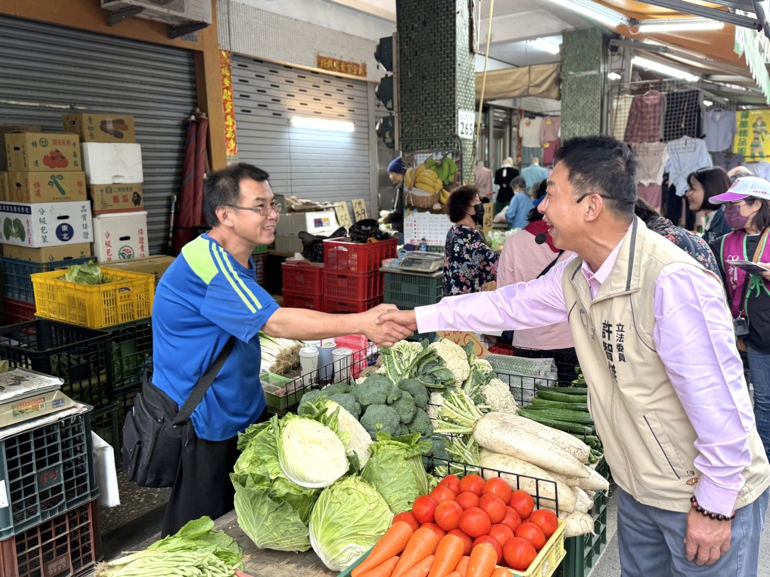 許智傑馬拉松式掃街行程 所到之處受到民眾熱歡歡迎 許智傑馬拉松式掃街行程 所到之處受到民眾熱歡歡迎