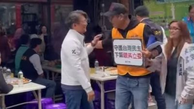 台東「挫賓行動」巧遇本尊 罷免黃建賓二階連署數過半 台東「挫賓行動」巧遇本尊 罷免黃建賓二階連署數過半