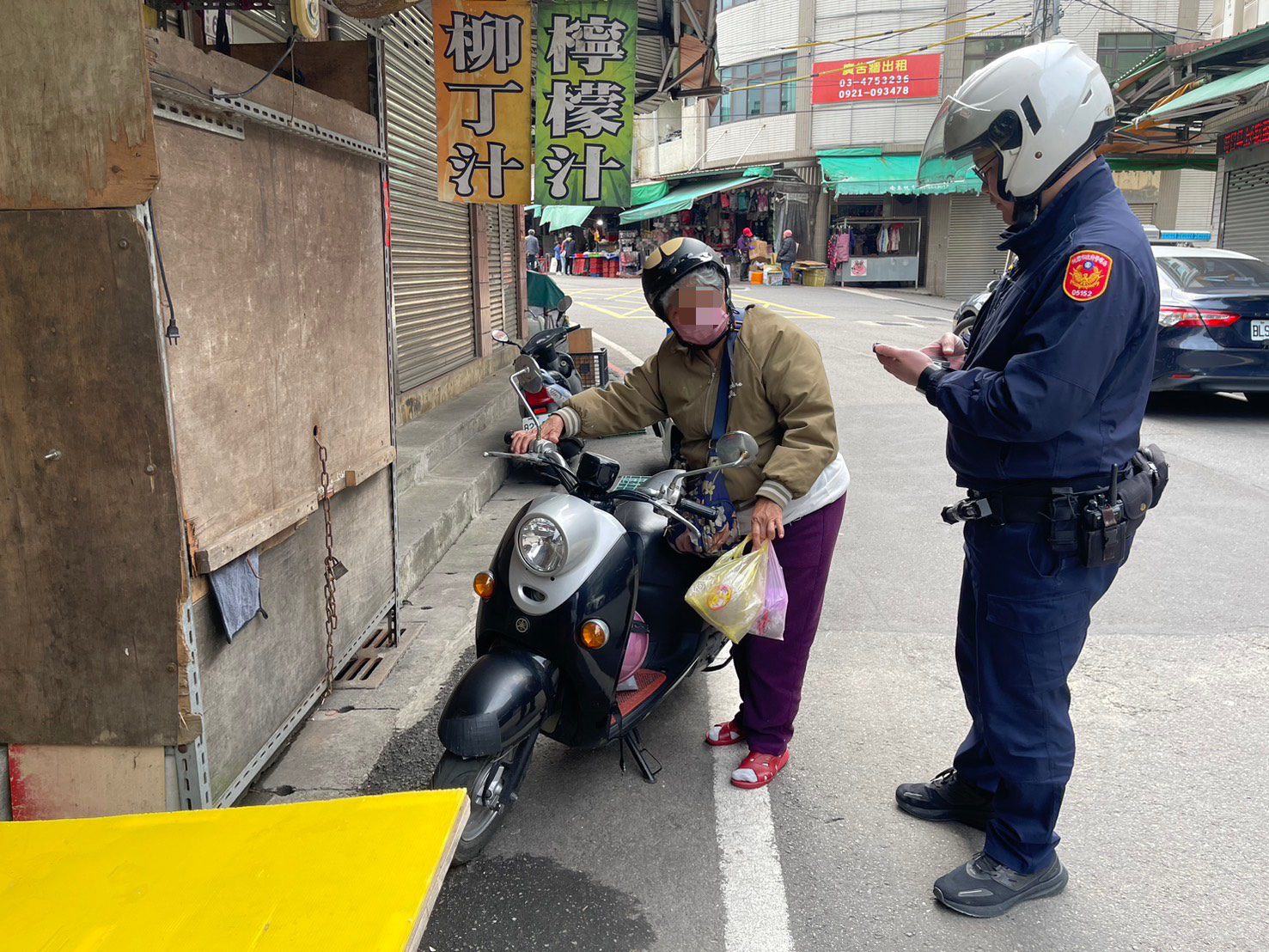 機車「消失」嚇壞婦人 楊梅警暖心協助化解烏龍