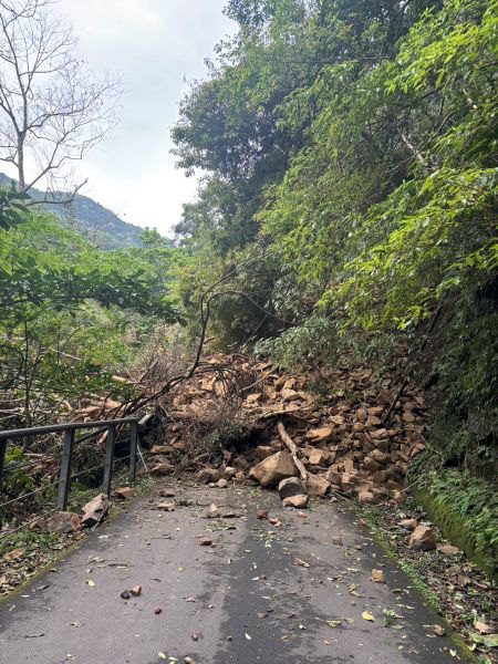 滿月圓國家森林遊樂區步道邊坡崩塌 自即日起緊急休園 滿月圓國家森林遊樂區步道邊坡崩塌 自即日起緊急休園