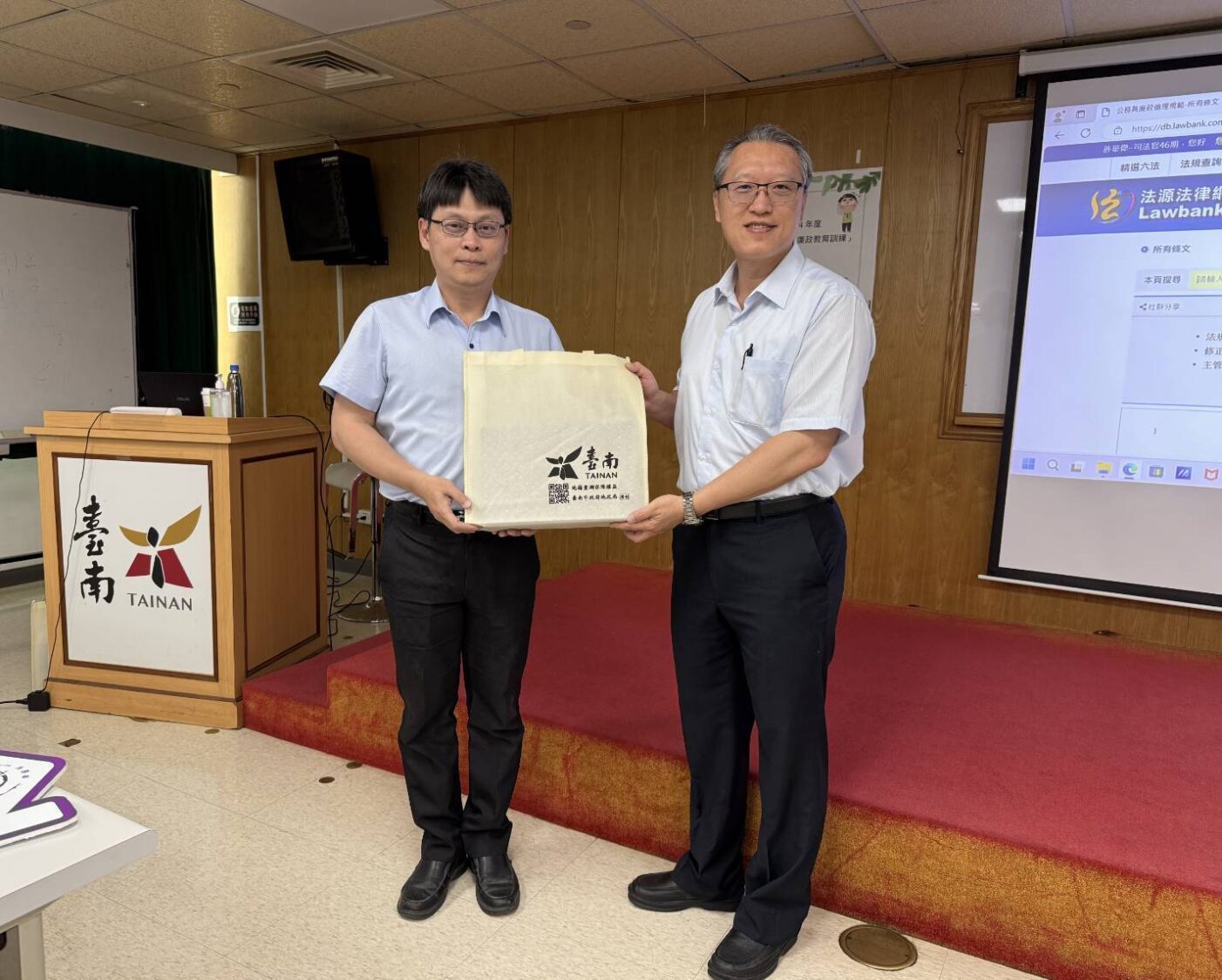 臺南地政局邀請檢察官開獎 百名公務員齊聚廉政研習課程 臺南地政局邀請檢察官開獎 百名公務員齊聚廉政研習課程