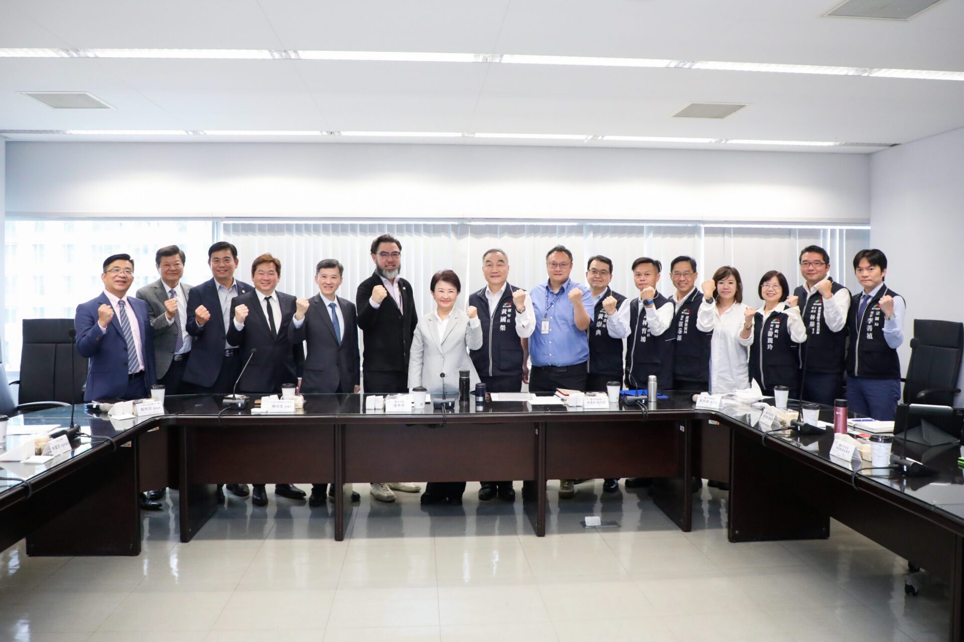 因應美國提升關稅 中市府邀公協會代表座談 盧市長提出2大訴求 助業者度難關 因應美國提升關稅 中市府邀公協會代表座談 盧市長提出2大訴求 助業者度難關