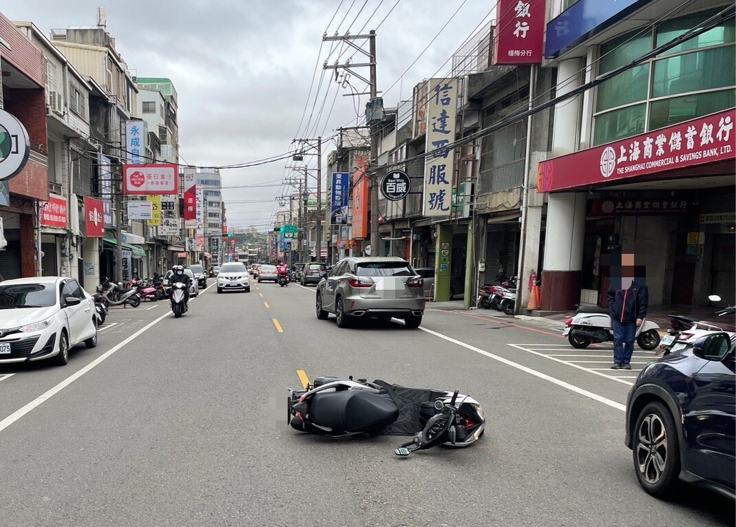 【有片】突開車門擊落雙載機車！騎士慘噴飛對向車道