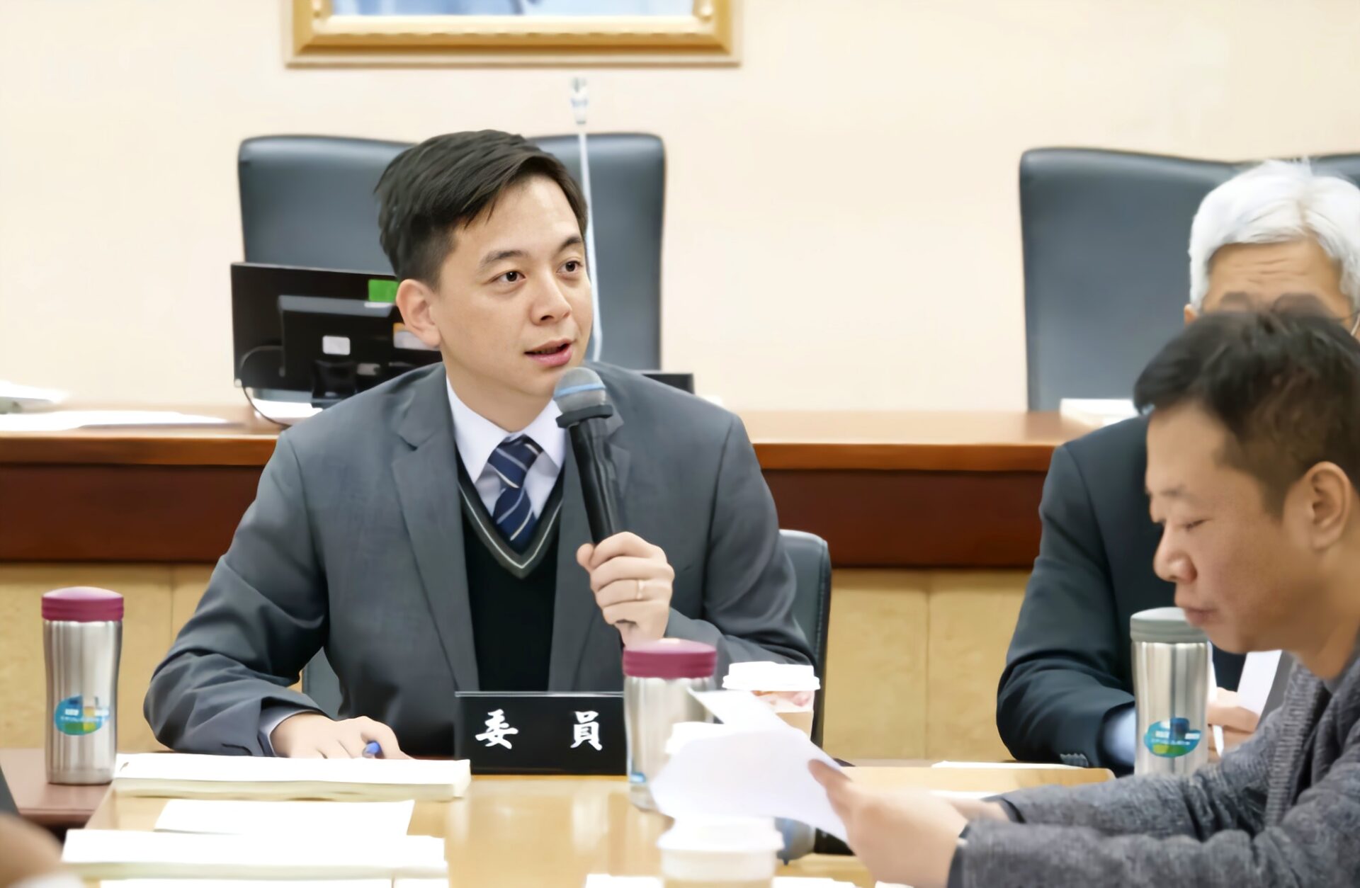 牛煦庭批行政院應對關稅消極 籲展現對美說「不」的勇氣 牛煦庭批行政院應對關稅消極 籲展現對美說「不」的勇氣