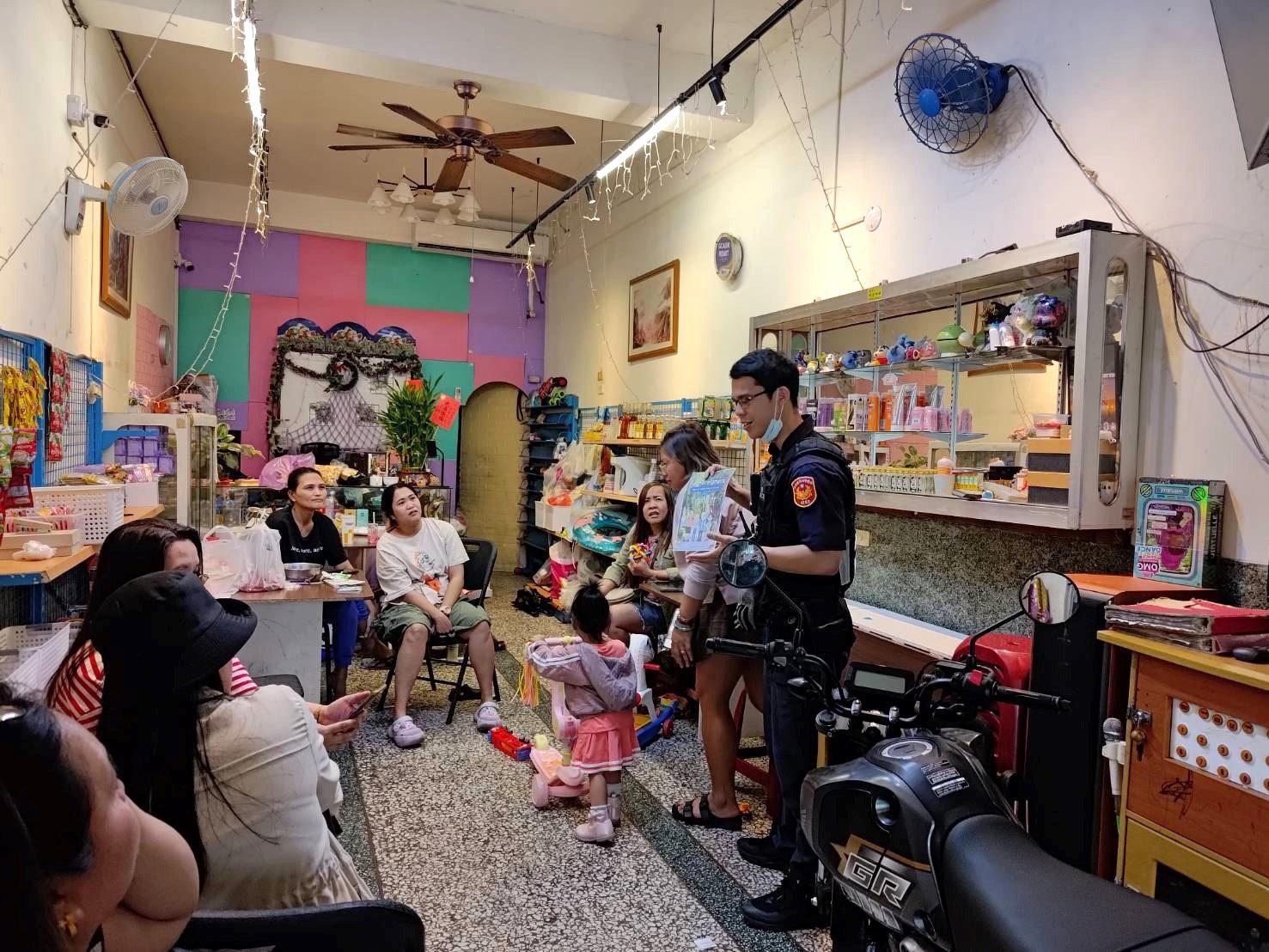 屏警發送交通安全文宣 幫助外籍人士知悉法規 屏警發送交通安全文宣 幫助外籍人士知悉法規