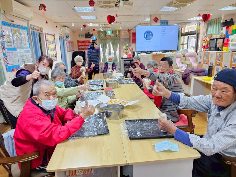 彰化榮家日照中心喜迎寒食節 學員巧手包潤餅捲出幸福好滋味 彰化榮家日照中心喜迎寒食節 學員巧手包潤餅捲出幸福好滋味