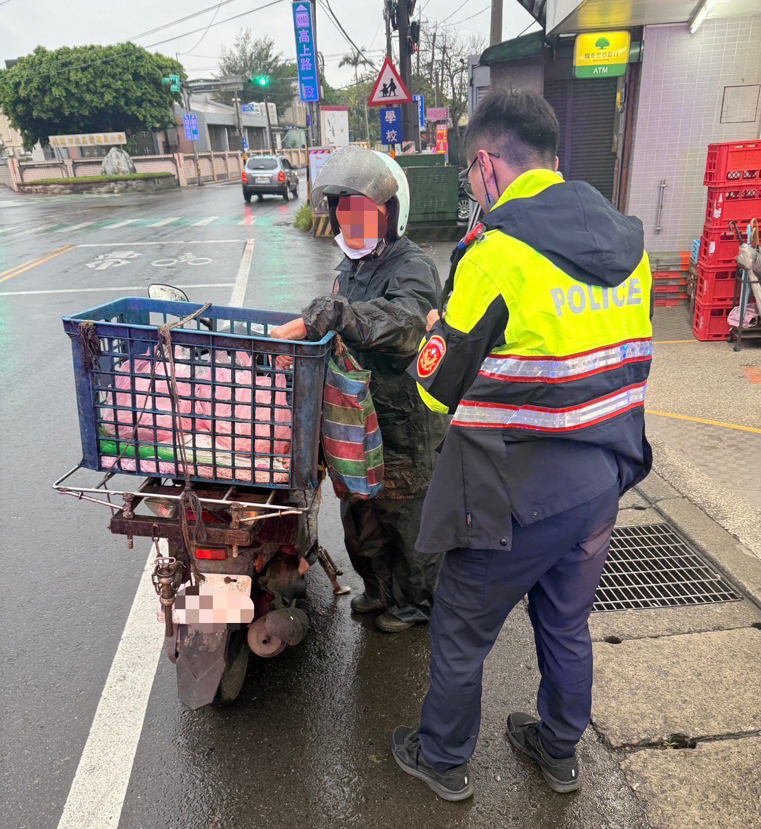 楊梅8旬老翁雨中迷途 巡邏警主動協助平安返家 楊梅8旬老翁雨中迷途 巡邏警主動協助平安返家