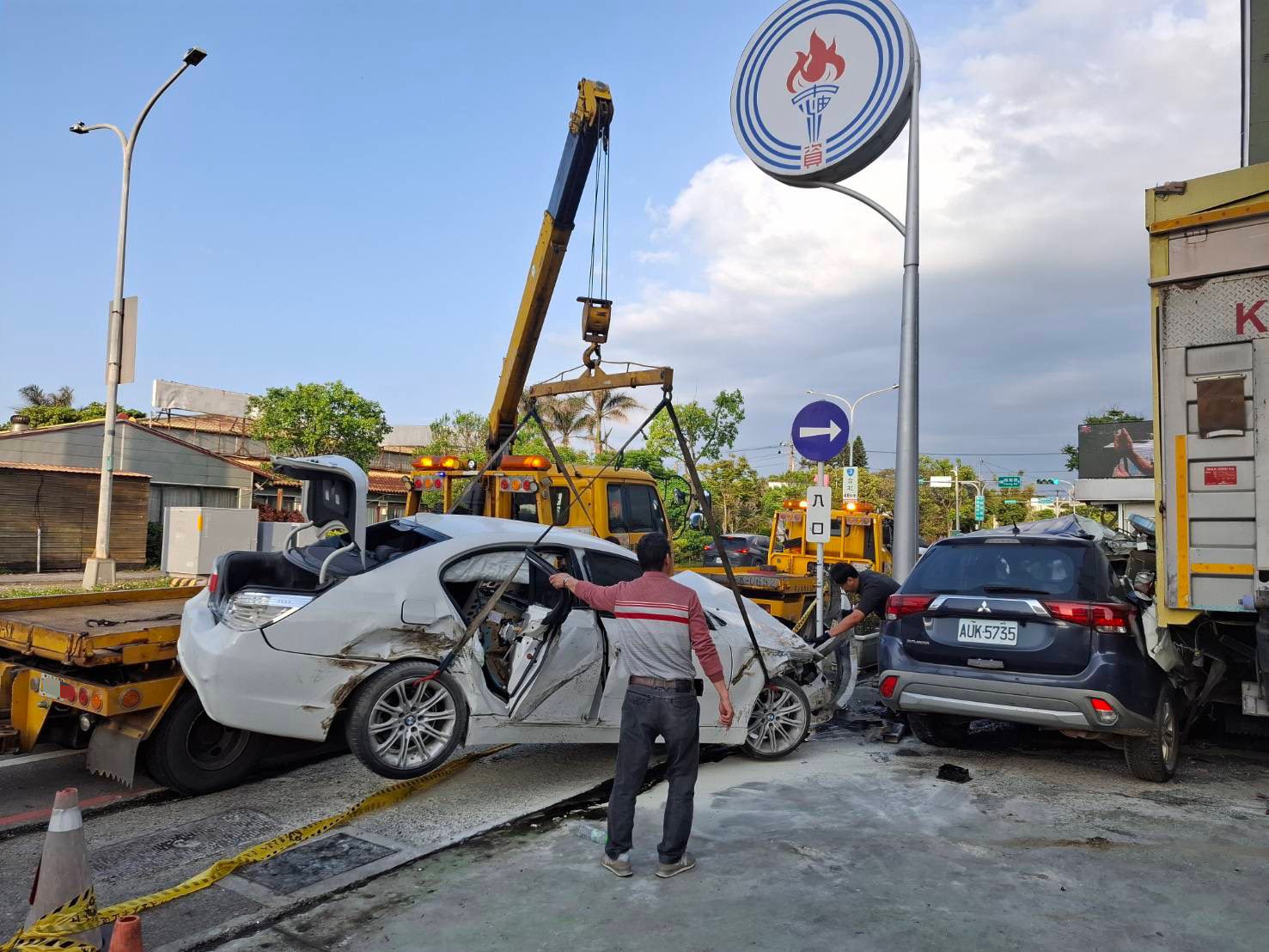 【有片】毒蟲拒檢逃逸遭開8槍 警車被撞進加油站畫面曝 【有片】毒蟲拒檢逃逸遭開8槍 警車被撞進加油站畫面曝