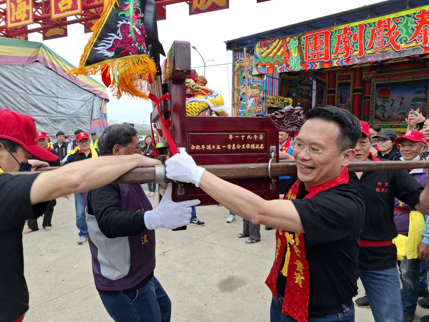 竹圍福海宮「飛輦轎、過金火」儀式登場 蘇俊賓達成這項人生初體驗