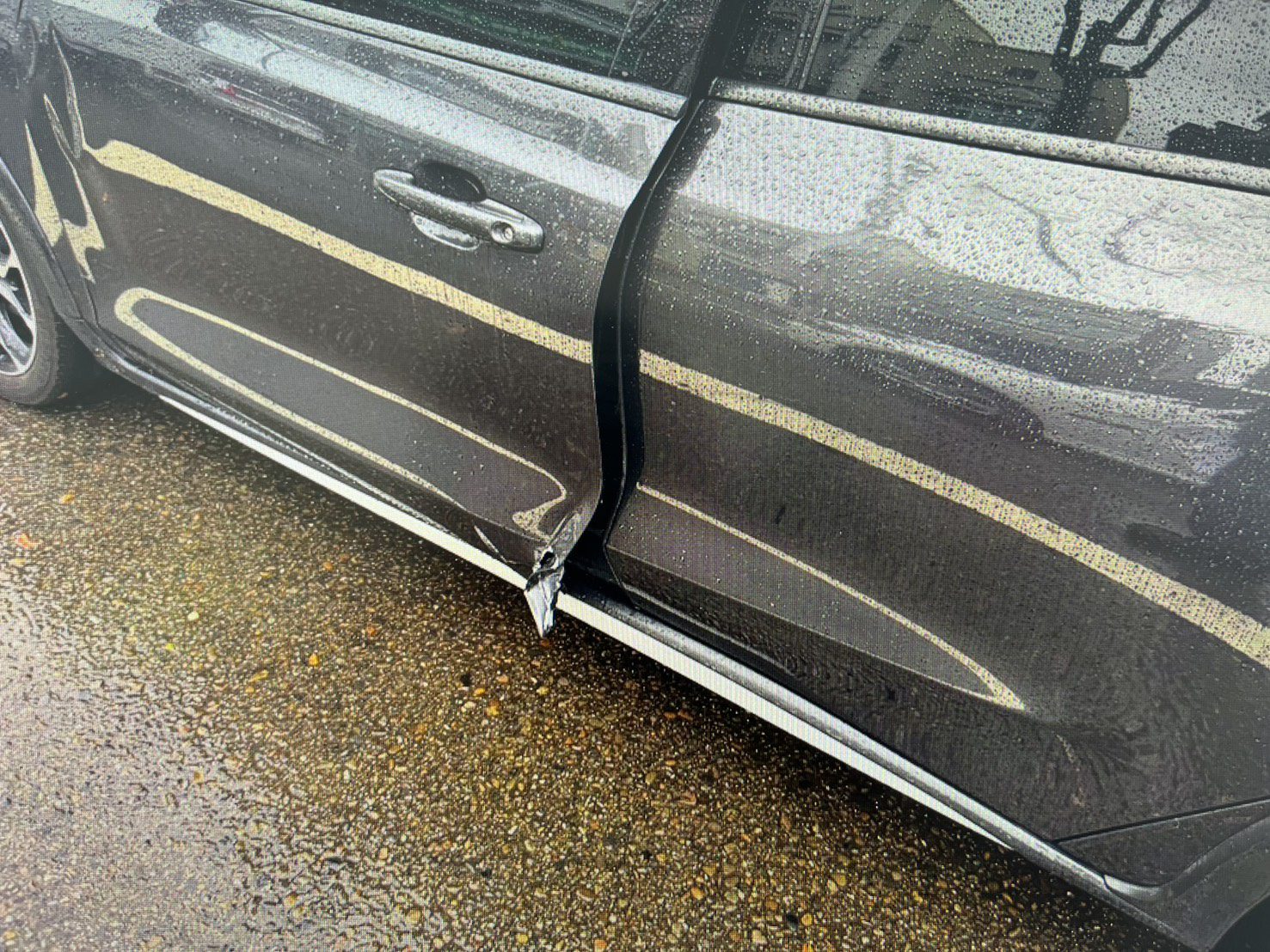 開車門未注意！機車騎士閃避不及撞上倒地受傷