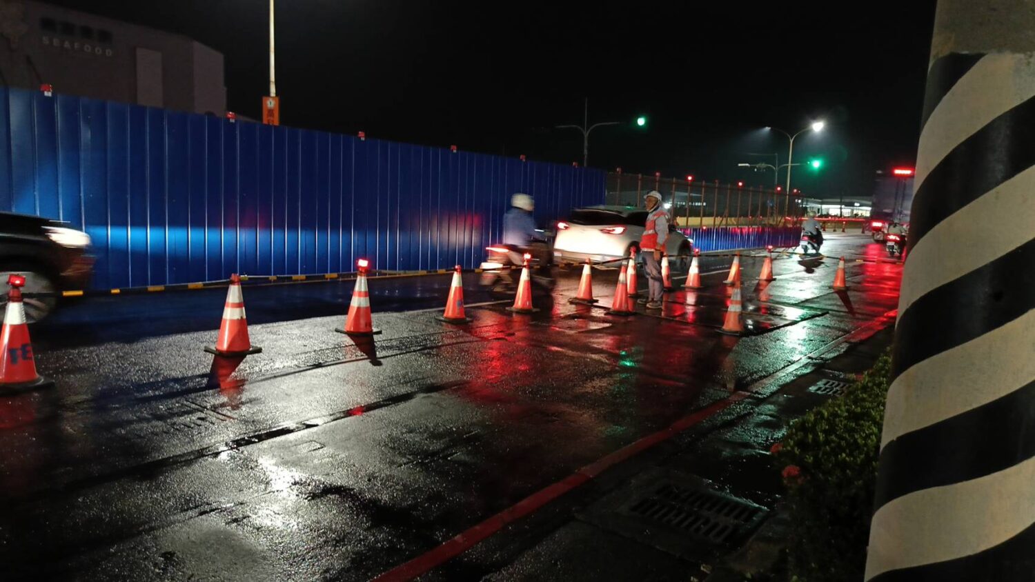 省道岡山區岡山路620號前台水管線破管路面下陷 往來車輛小心通行 省道岡山區岡山路620號前台水管線破管路面下陷 往來車輛小心通行