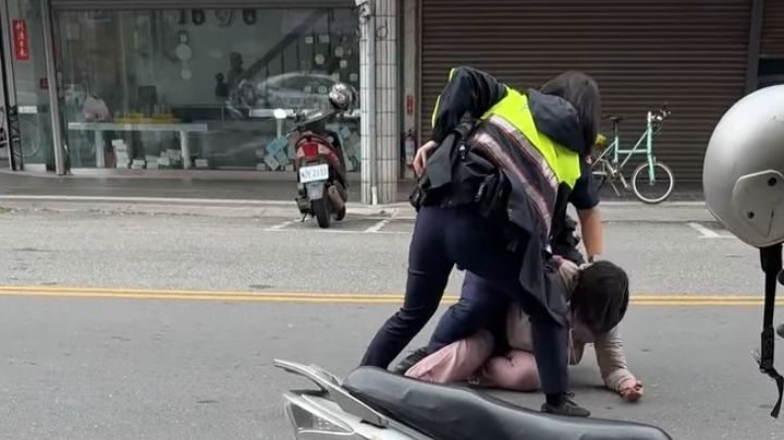 台東市區驚傳隨機傷人事件? 警方即時協處強制送醫 台東市區驚傳隨機傷人事件? 警方即時協處強制送醫