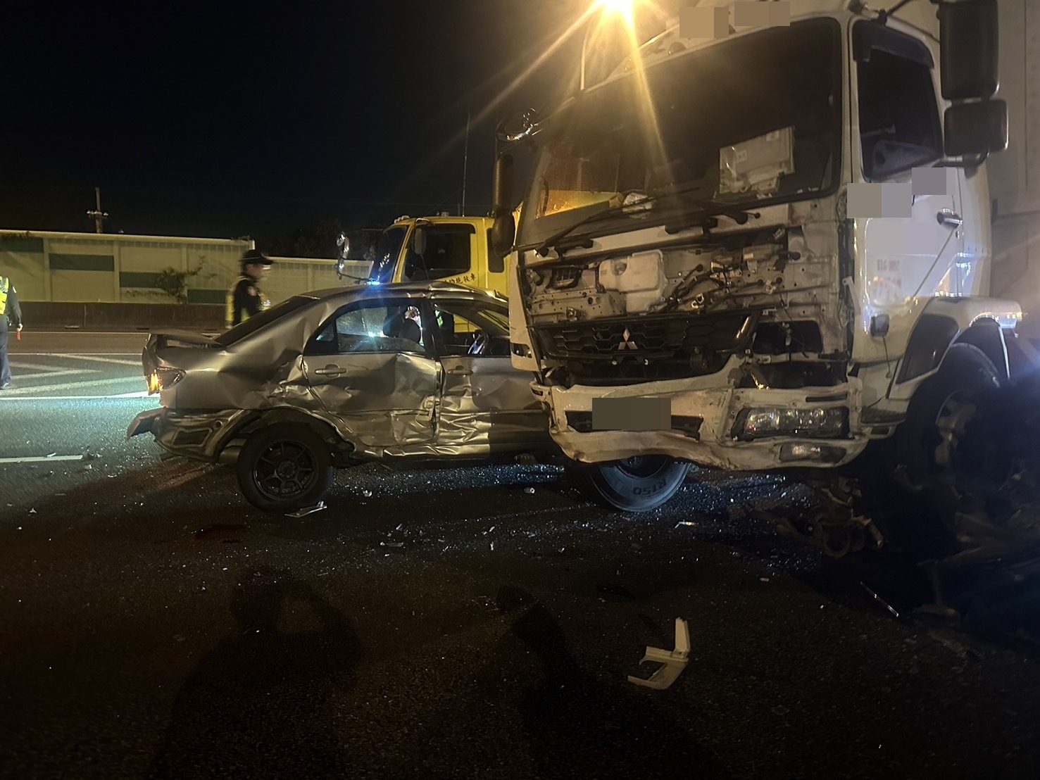 國1中壢段5車連環撞 自小客被撞凹3人送醫 國1中壢段5車連環撞 自小客被撞凹3人送醫